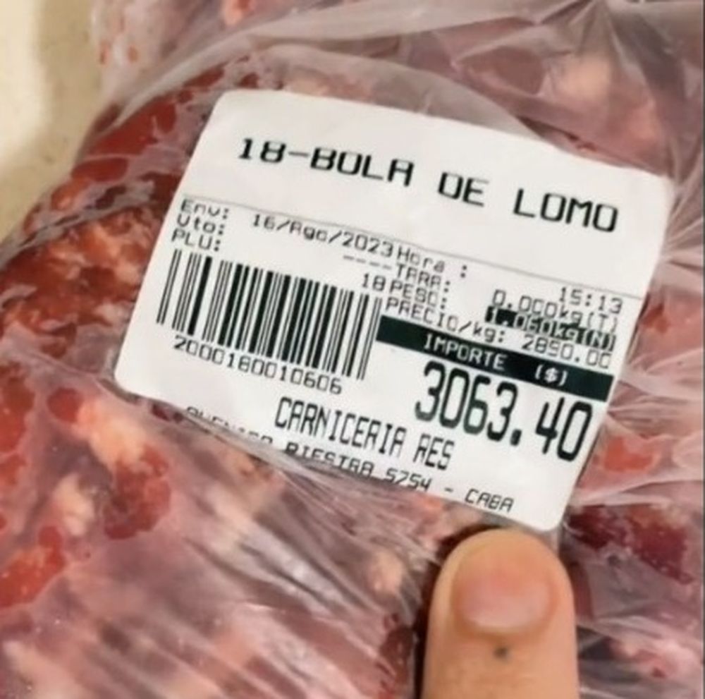 Fue a una carnicería, compró cinco cortes, pagó una fortuna y se volvió viral