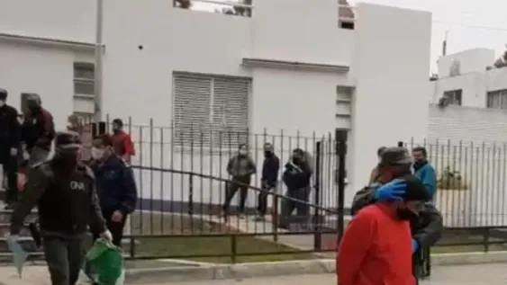 Un preso consiguió la domiciliaria, pero salió a cargar el celular y volverá al Penal