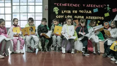 Diario de Cuyo | Material. A todos los alumnos de todos los niveles que participan del Programa Comprendo y Aprendo se les entrega el material bibliográfico para trabajar.