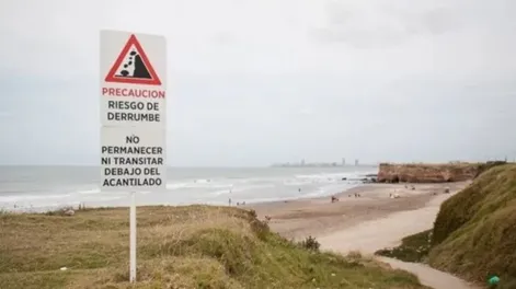Trapito sacó un cartel de “Peligro de derrumbe” y cobraba estacionamiento en el lugar