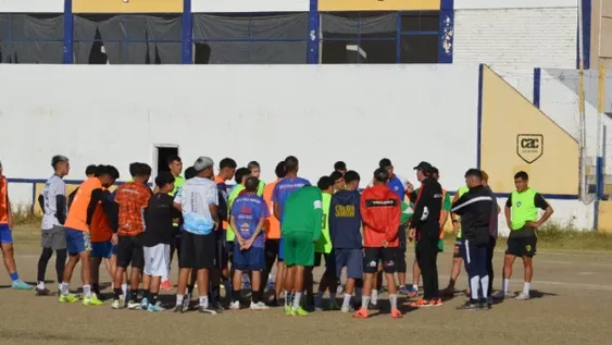 POCO TIEMPO DE TRABAJO tuvo Ricardo Dillon con el plantel completo de la Liga Sanjuanina que visitará hoy al representante de la Liga Jachallera, en la cancha de Racing.