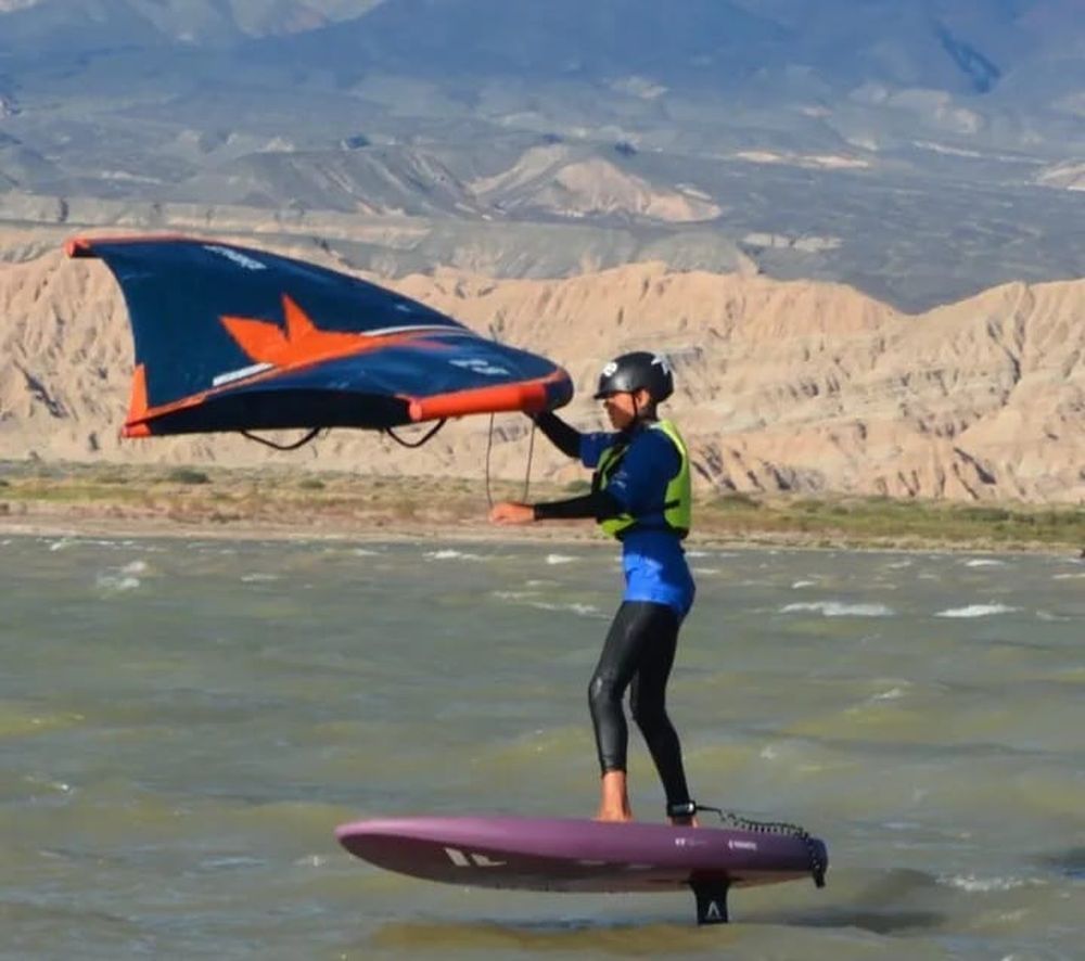 Sensaciones. El wingfoil se ganó espacio en el Dique Cuesta del Viento con una propuesta deportiva diferente.