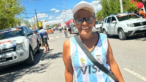 Teresa, 71 años y una pasión intacta: la hincha fiel que sigue cada etapa de la Vuelta a San Juan