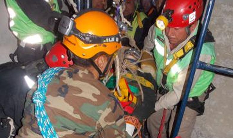 Simulacros de rescate subterráneo en una oscura mina abandonada