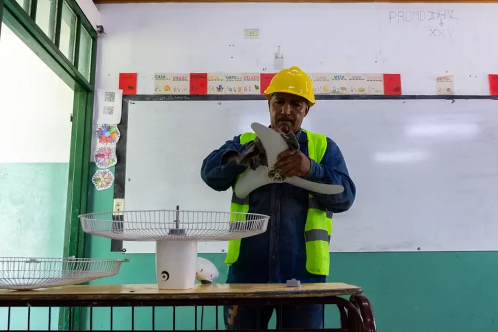 Mientras que en algunas escuelas instalan aires acondicionados y ventiladores, en otras preparan licitaciones por calefacción