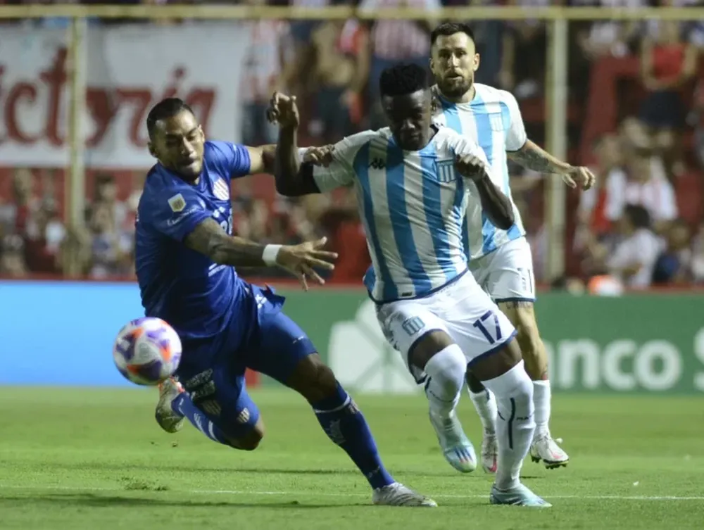 Racing ganó en Santa Fe, y se prendió