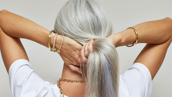 Cómo pasar de pelo teñido a llevar canas sin morir en el intento