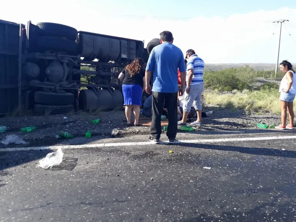 Vuelco en Cuesta de las Vacas: el camionero fue rescatado por gente que pasaba por el lugar