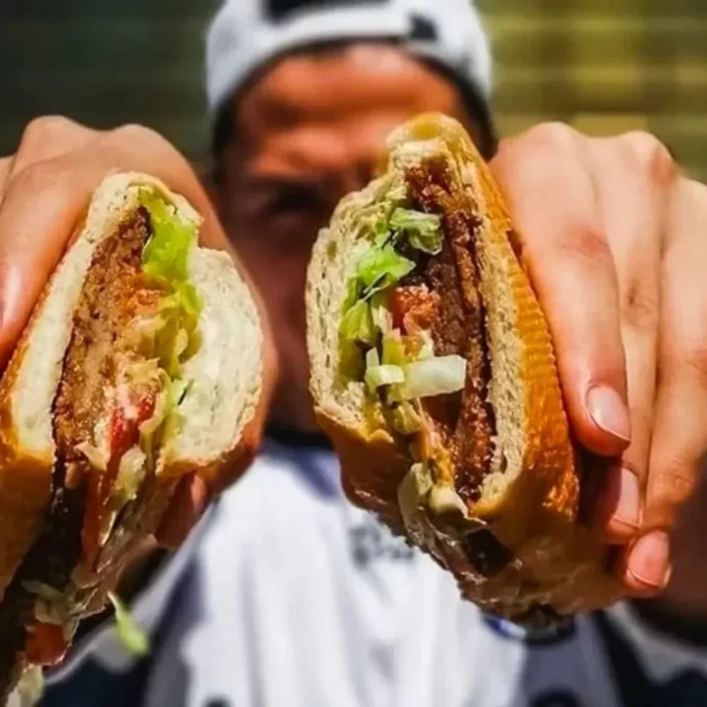 Un local ofreció una promoción de sandwich de milanesa a $1,50 y provocó un descontrol