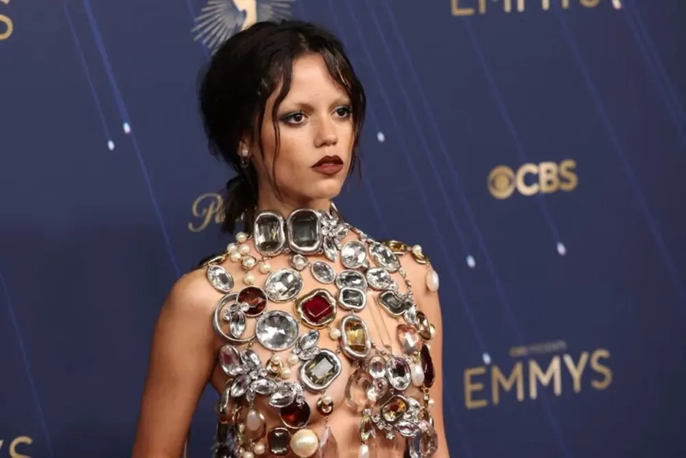 Jenna Ortega. La estrella de “Merlina” de Netflix lució un diseño de Givenchy y acaparó las miradas a su paso por la gala de los Premios Emmy.