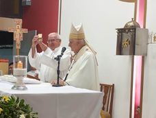 Monseños Jorge Lozano entregó reliquias de primer grado del Santo Cura Brochero al Centro Evangelizador que lleva su nombre.