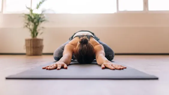 Yoga en casa: posturas para comenzar a mover el cuerpo