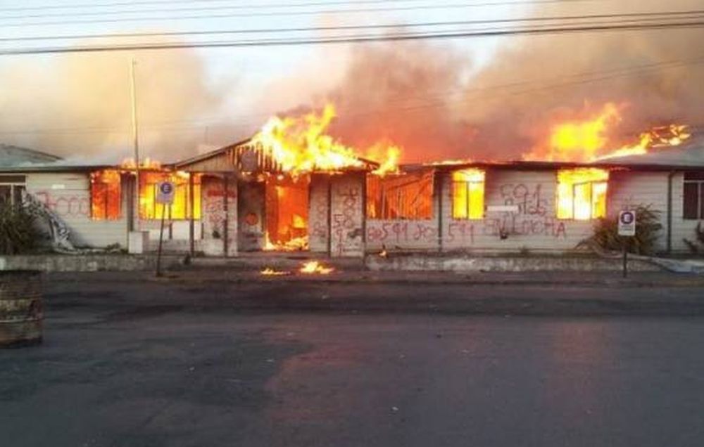 Santa Cruz: incendio  y caos tras paritarias