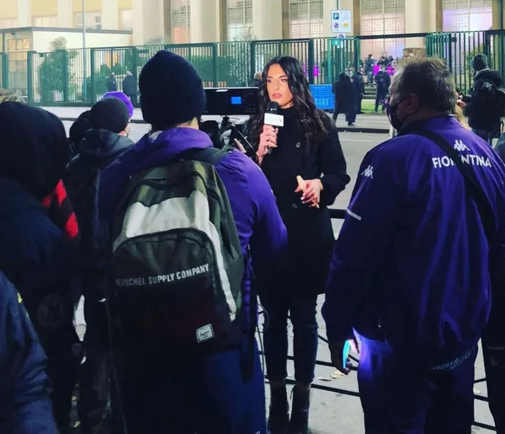 [VIDEO] Una periodista fue manoseada por hinchas mientras estaba al aire