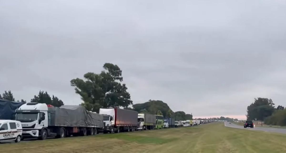 Tragedia: un muerto tras choque en cadena de seis camiones