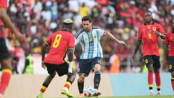 Al pie. El capitán Messi en acción en Angola. Un gol suyo y otro de Martinez sellaron la victoria de Argentina en el final del calendario 2025.