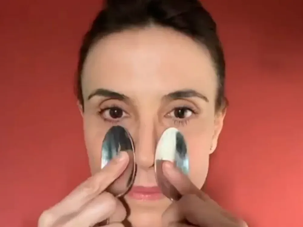 El masaje facial con cucharas que arrasa en Instagram: sus beneficios