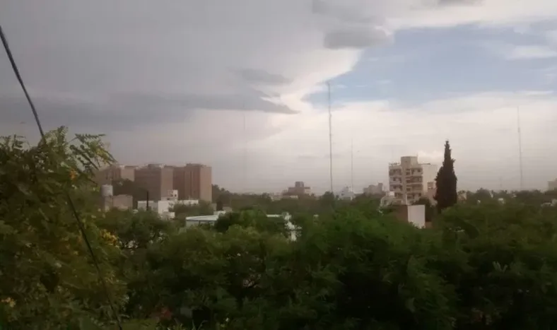 Alerta por tormentas fuertes en San Juan: anuncian actividad eléctrica, granizo, viento y mucha agua