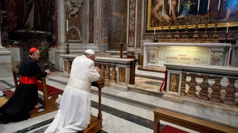 El Papa fue a la tumba de Juan Pablo II