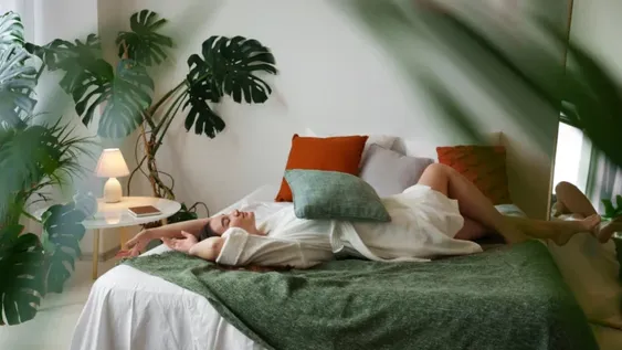 Cambiar un juego de sábanas o sumar plantas al ambiente puede ser suficiente para renovar un área entera.