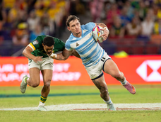 Luciano González escapa al intento de Donovan Don de frenarlo; los Pumas 7s cayeron ante Sudáfrica en el Seven de Hong Kong. Luciano González escapa al intento de Donovan Don de frenarlo; los Pumas 7s cayeron ante Sudáfrica en el Seven de Hong Kong.