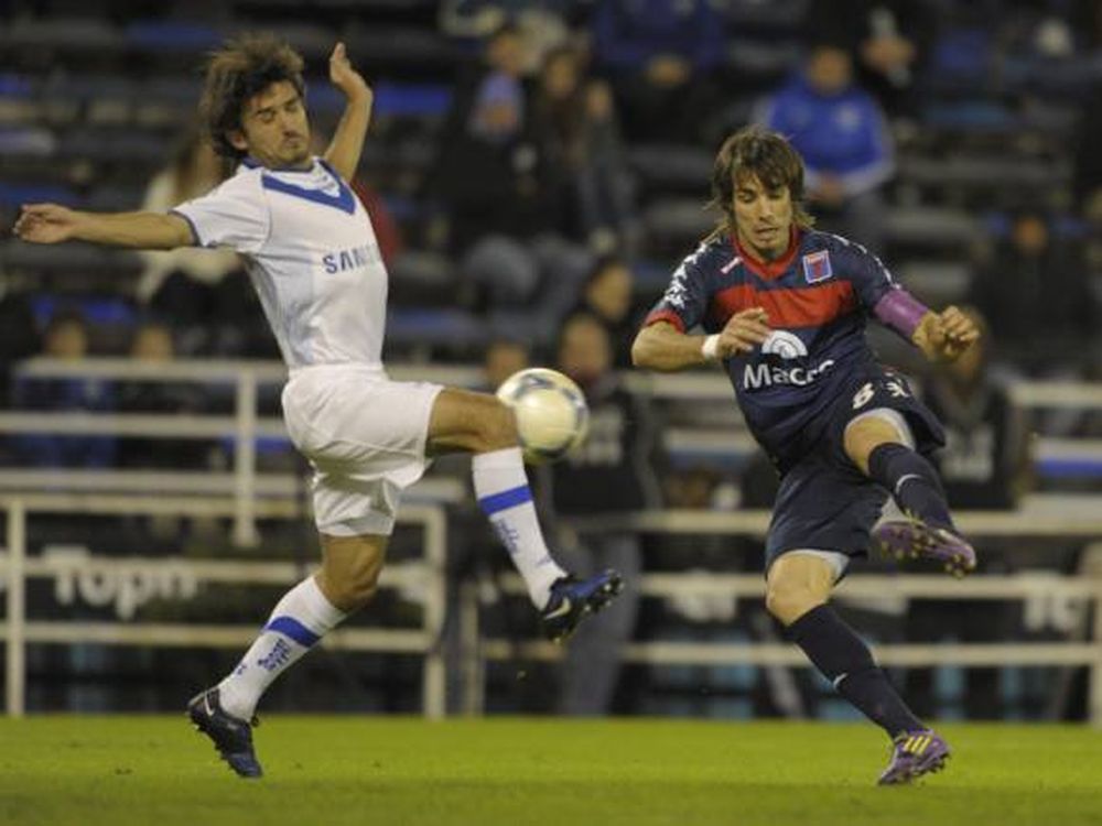 Tigre manda y se salva de todo