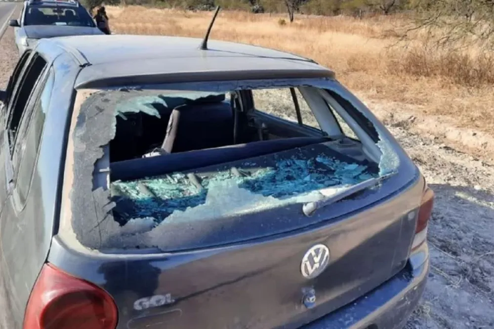 Descubrió a su marido con otra mujer en la ruta y le destrozó la luneta del auto