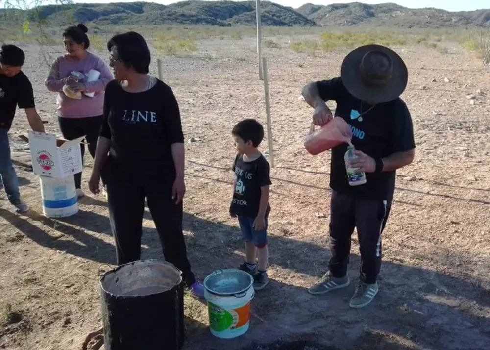 Los gauchos que salen a preparales y darles leche gratis a cerca de 120 niños del pueblo