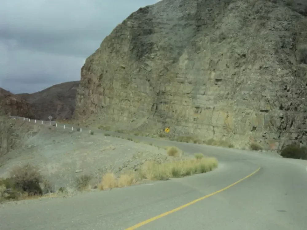 La caída de rocas genera complicaciones en el suministro eléctrico de Calingasta