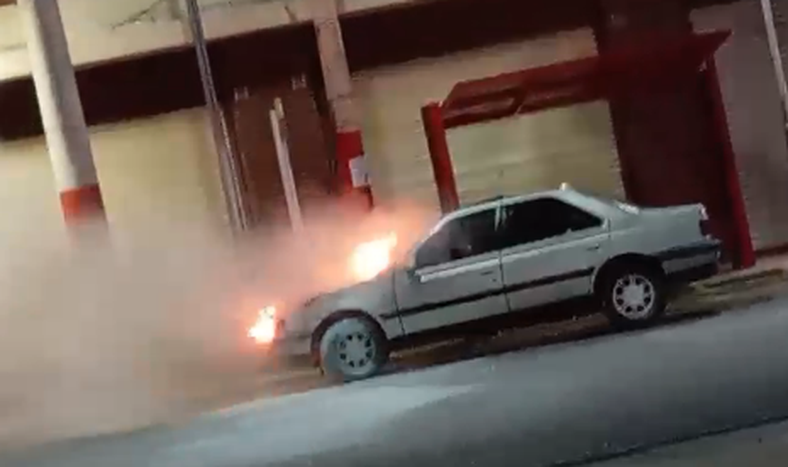 Auto incendiado en Chimbas.-