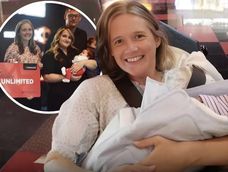 una mujer dio a luz en plena funcion de cine y su bebe tendra entradas gratis de por vida