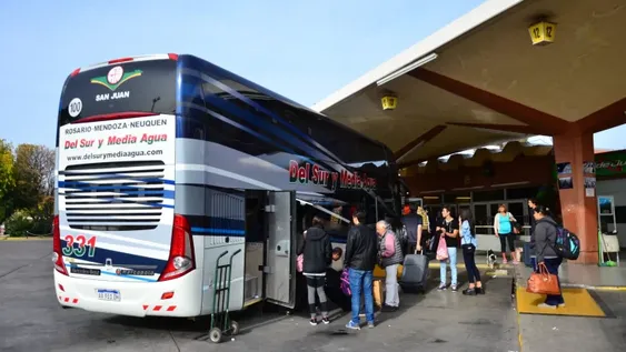 Las condiciones que deben cumplir los colectivos de larga y media distancia y las aerolíneas para volver