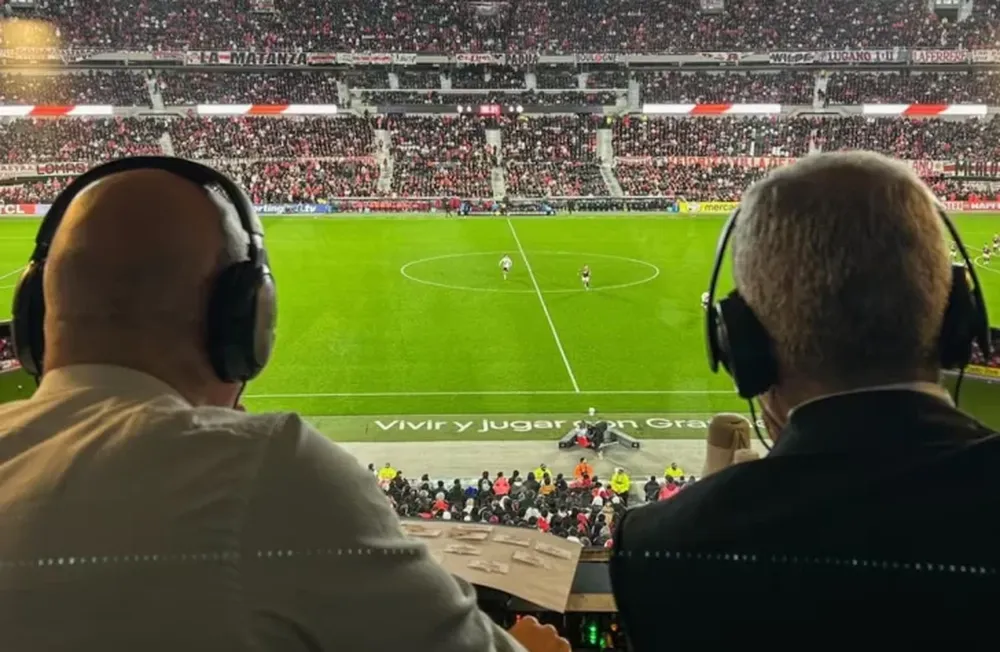 Un reconocido periodista reveló que relató borracho un partido de fútbol