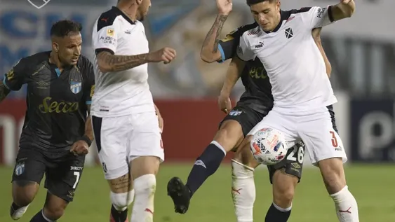 Perdió el invicto pero no la cima