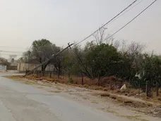 Los fuertes vientos, que han alcanzado ráfagas de más de 70 km/h, han causado estragos en la infraestructura local. Se han reportado postes de electricidad caídos. Foto:infovallefertil
