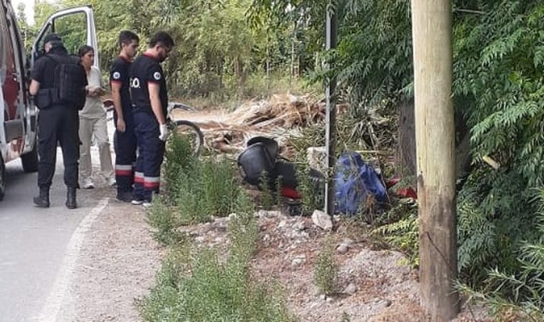 Domingo trágico en el Medanito: un hombre perdió el control de su moto en una curva, chocó contra un árbol y murió