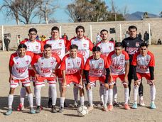 Escolta. Deportivo La Estrella se acercó al líder Arbol Verde tras la décima fecha del Oficial de la Liga Jachallera. Foto: De Zurda-Jáchal.&nbsp;