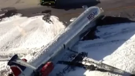 Tres heridos al chocar e incendiarse un avión cuando aterrizó en el aeropuerto de Miami