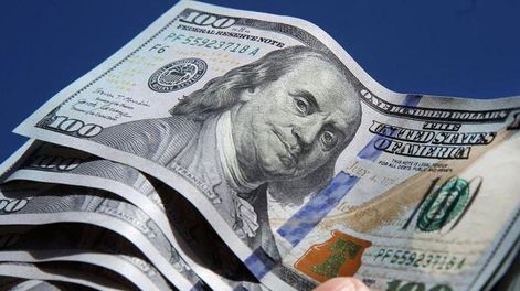 El dólar blue extendió su racha a la baja y cerró su cotización a 377 pesos