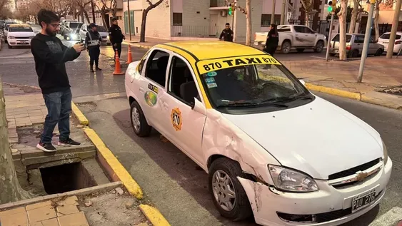 Un motociclista herido en un choque con un taxista en un cruce del centro con semáforos