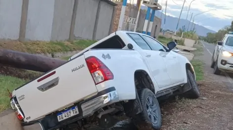 Se quedó dormido y terminó con la camioneta en una acequia