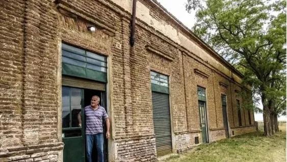 POSTAL. Quiñihuil se convirtió en atractivo turístico que visitan cada vez más ciclistas y motociclistas para conocer el pueblo y a su único habitante, así como a almorzar y tomar un trago fresco.