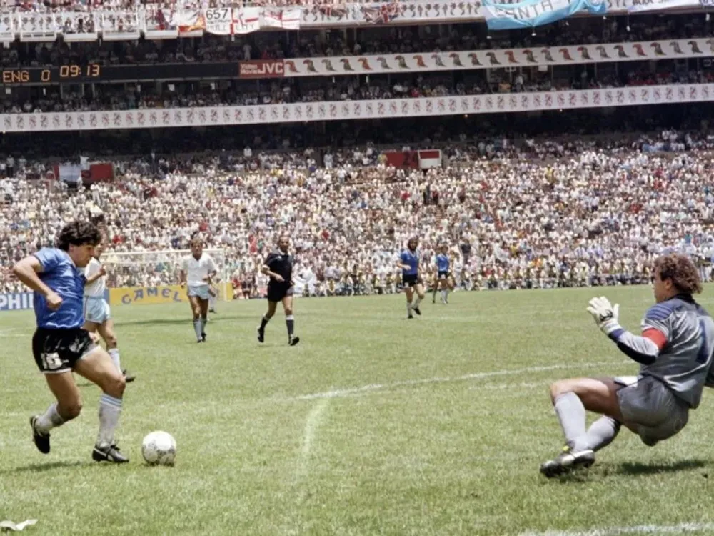 Pagan 2,29 millones de euros por la pelota del segundo gol de Maradona a los ingleses