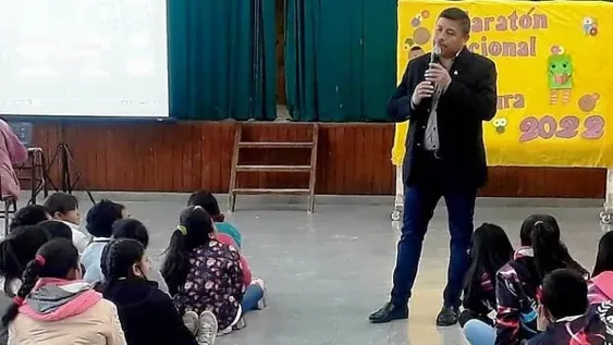 El novelista que da talleres gratis a alumnos para alentarlos a escribir