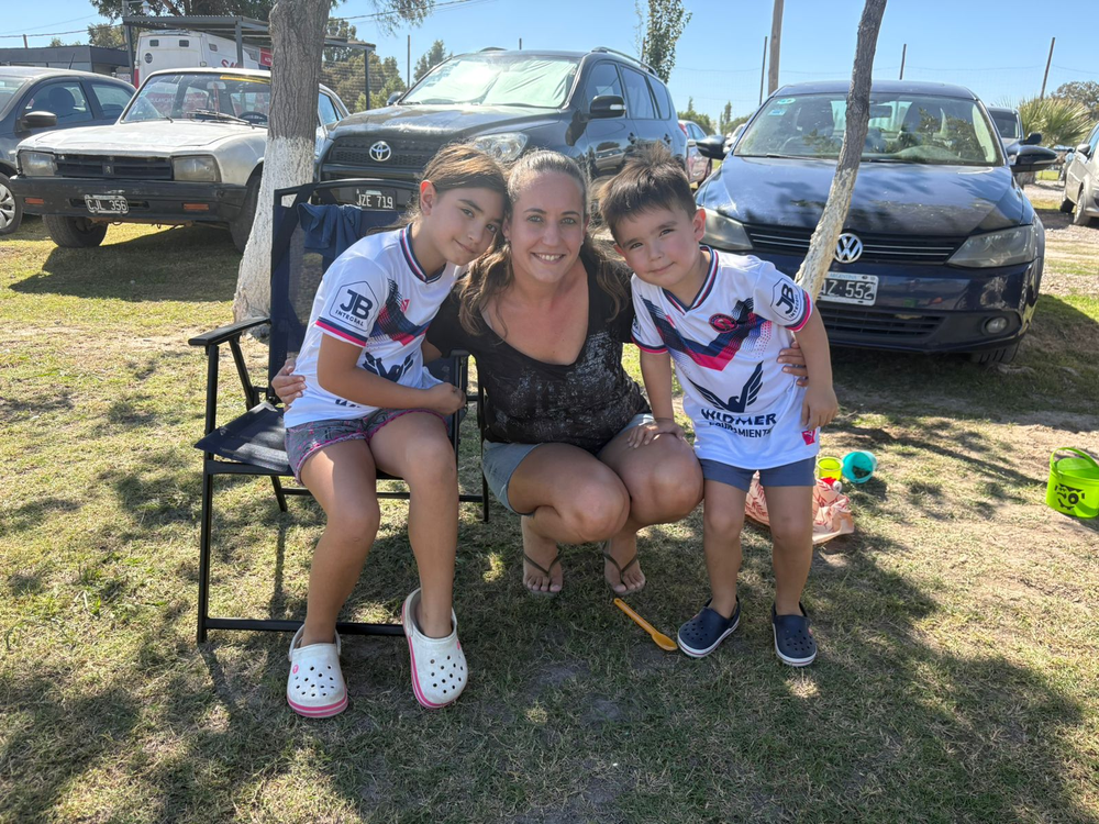 Jugando en el pastito y mirando el partido. Emilia y Nacho jugaban con palitas y baldecitos de playa mientras su papá, Maximiliano Robles, dejaba todo para Tercer Tiempo. Noelia, la madre, resaltó la seguridad del predio.