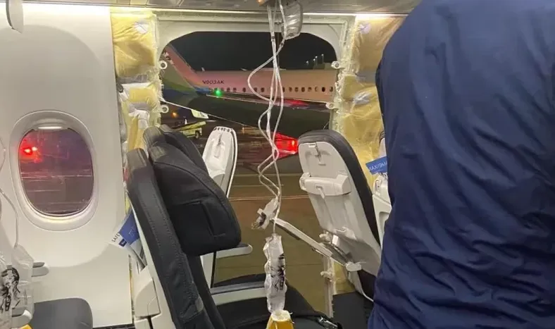 Un Boeing 737-9 de Alaska Airlines perdió una ventana en pleno vuelo