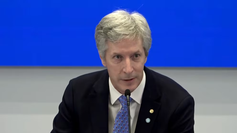 El titular del BCRA, Santiago Bausili, presentó el Informe de Política Monetaria (IPOM) en conferencia de prensa.