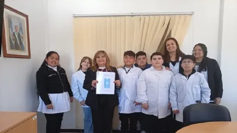 Diario de Cuyo | Alumnos de la Escuela Manuel P. Antequeda al momento de ser recibidos en la Legislatura provincial.