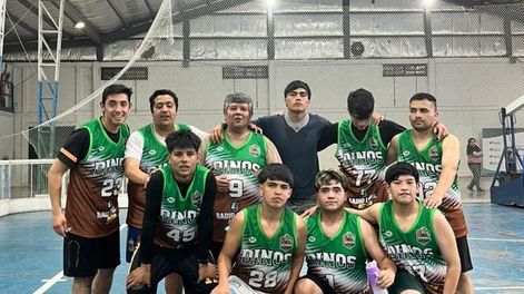Dinos. El equipo de capitanea Roly Montaño es uno de los animadores del Clausura iglesiano.
