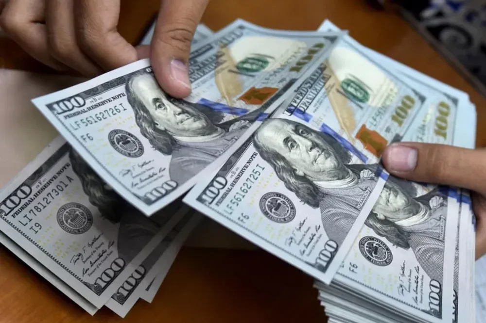 El dólar blue se negoció con una suba de un peso y alcanzó un nuevo récord